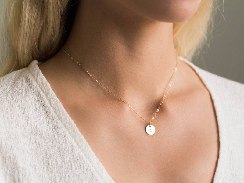 Zarte Initial Halskette/Personalisierte Brautjungfer Geschenk Geburtstagsgeschenk von SimpleDaintyJewelry