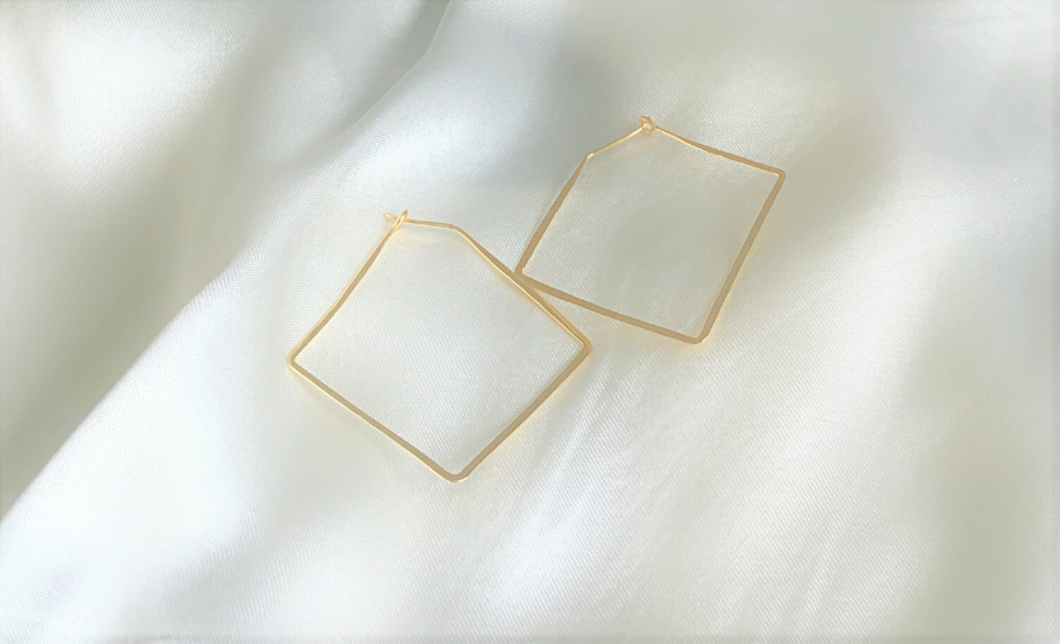 Geometrical 18K Yellow Gold Large Hoop Earring Geometrical 18K Yellow Gold Large Hoop Earring von SimpleJewelleryCabin