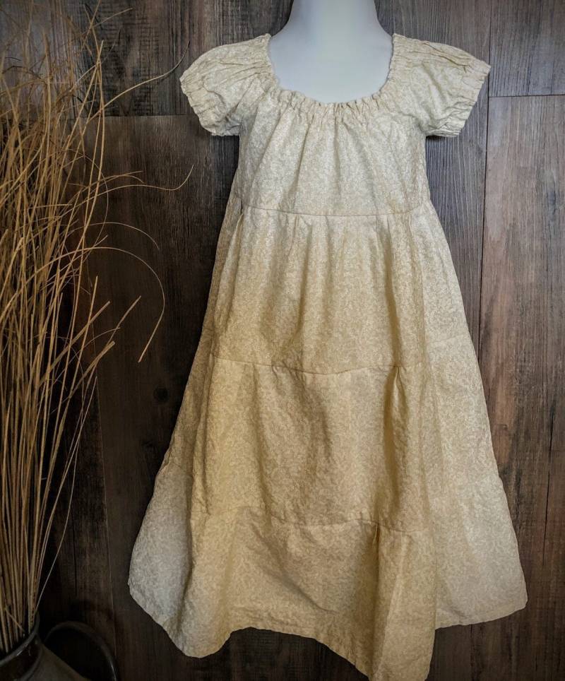 Rustikal Teired Stil Mädchen Creme Kleid Mit Blumen, Blumenmädchen von SimplePickens