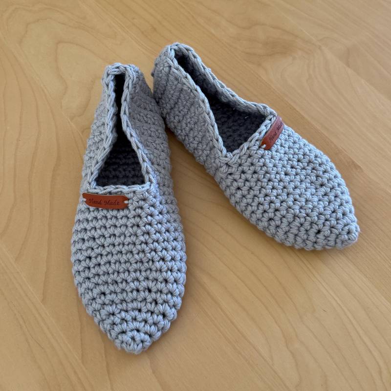 Spitze Toe Crochet Hausschuhe Haus Schuhe Booties Handmade in Grau Mit 100% Baumwolle Für Männer Frauen Kinder von SimplePleasureByJean