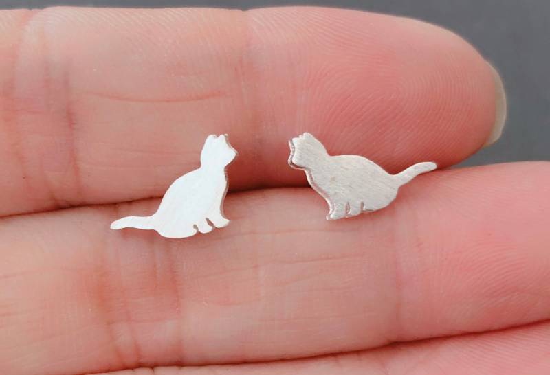 Kleine Katze Ohrstecker Kätzchen Sterling Silberohrstecker-Post-Ostern Kinder Schmuck Süße - Frühling-Ohrstecker von SimpleStep
