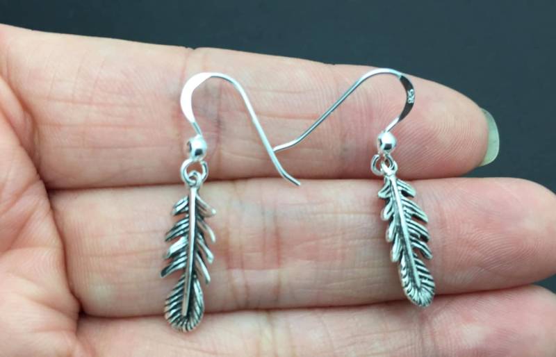 Kleine Silberne Feder - Einfache Alltägliche Moderne Minimal Baumeln Ohrringe Schmuck Kleine Silberne Feder - Einfache Alltägliche Moderne Minimal Baumeln Ohrringe Schmuck von SimpleStep