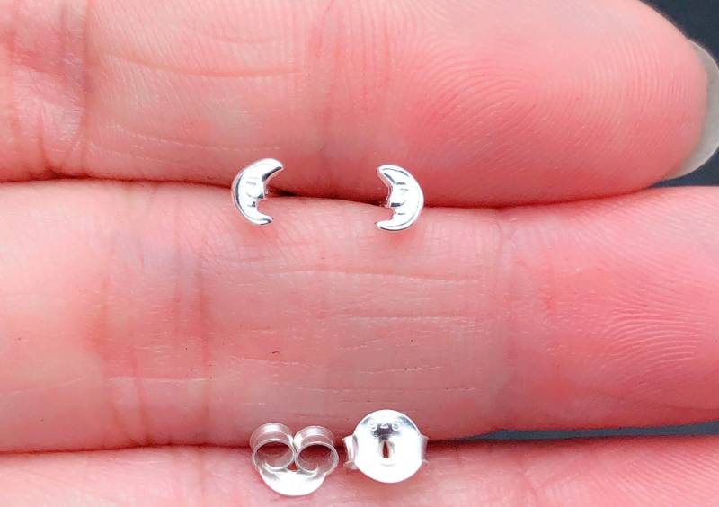 Sehr Kleine Halbmond Kleine Sterling Silber Mond Ohrstecker. Winzige Und Stern Sehr Kleine Halbmond Kleine Sterling Silber Mond Ohrstecker. Winzige Und Stern von SimpleStep