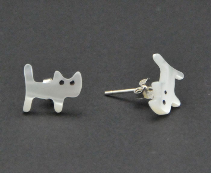Winzige Sterling Silber & Weiß Meerwasser Geschnitzt Shell Mop Kat Ohrring Bolzen Winzige Sterling Silber & Weiß Meerwasser Geschnitzt Shell Mop Kat Ohrring Bolzen von SimpleStep