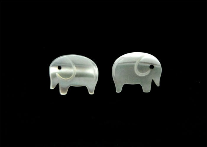 Winzige Sterling Silber & White Geschnitzt Meerwasser Shell Mop Elefant-Ohrring-Silber-Bolzen Winzige Sterling Silber & White Geschnitzt Meerwasser Shell Mop Elefant-Ohrring-Silber-Bolzen von SimpleStep