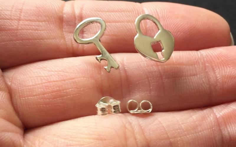 Winzige Sterlingsilber Master Key Und Key-Ohr-Stollen, Schlüssel Schloss-Ohrstecker Winzige Sterlingsilber Master Key Und Key-Ohr-Stollen, Schlüssel Schloss-Ohrstecker von SimpleStep