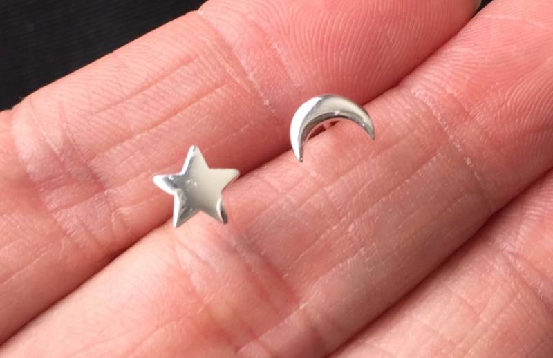 Winzigen Sterling Silber Mond Ohrstecker. Winzige Und Stern-Nieten Winzigen Sterling Silber Mond Ohrstecker. Winzige Und Stern-Nieten von SimpleStep