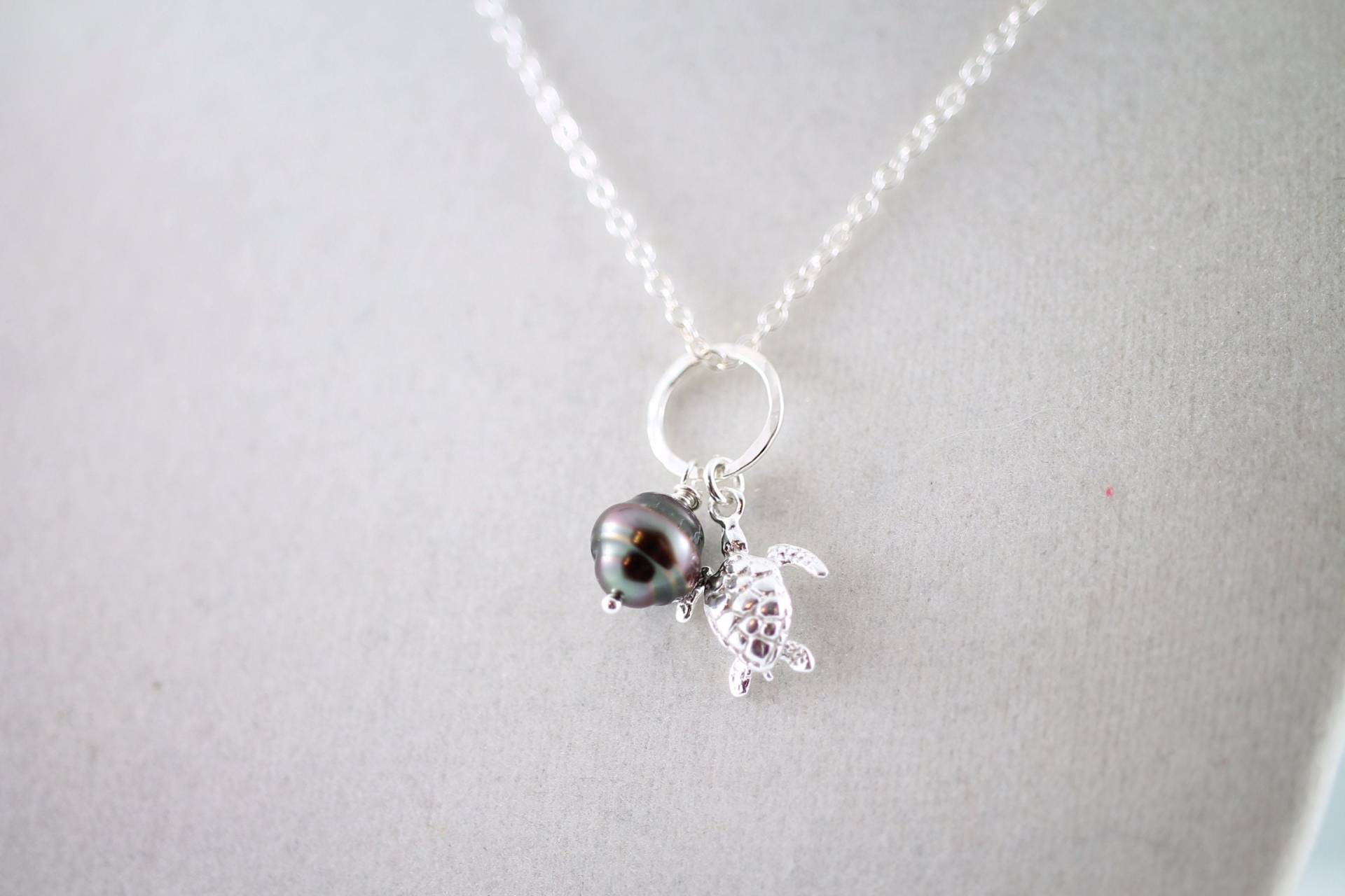 Tahitiperlen Halskette, Schildkröten Charm Anhänger, Schmuck, Salzwasser Perlen Handgefertigter Perlenschmuck Aus Kanada Tahitiperlen Halskette, Schildkröten Charm Anhänger, Schmuck, Salzwasser Perlen Handgefertigter Perlenschmuck Aus Kanada von SimplyAdorned4U