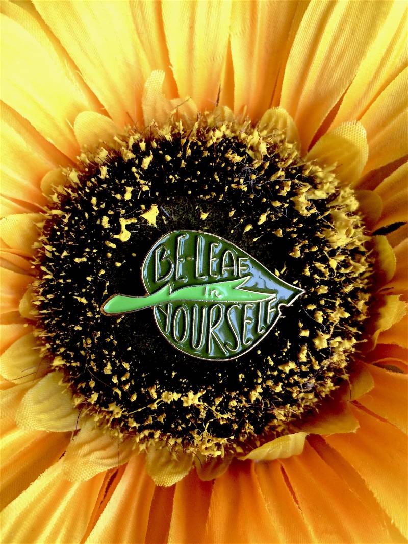 Be-Blatt in Sich Emaille Pin von SimplyAwesamDesigns
