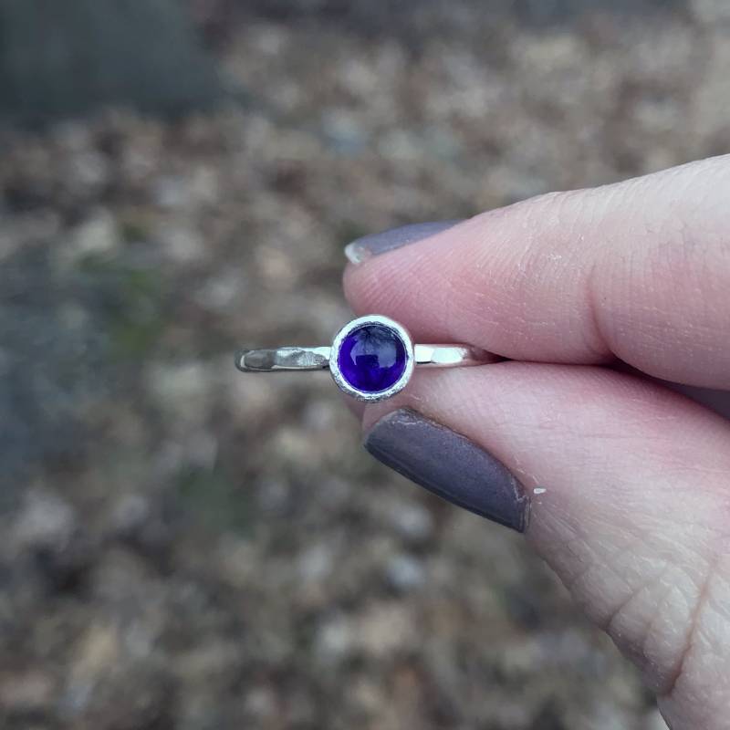 Amethyst Ring - Lila Stapelring Februar Geburtsstein Sterling Silber Lünette Set Edelstein Schmuck Amethyst Ring - Lila Stapelring Februar Geburtsstein Sterling Silber Lünette Set Edelstein Schmuck von SimplyBoldJD