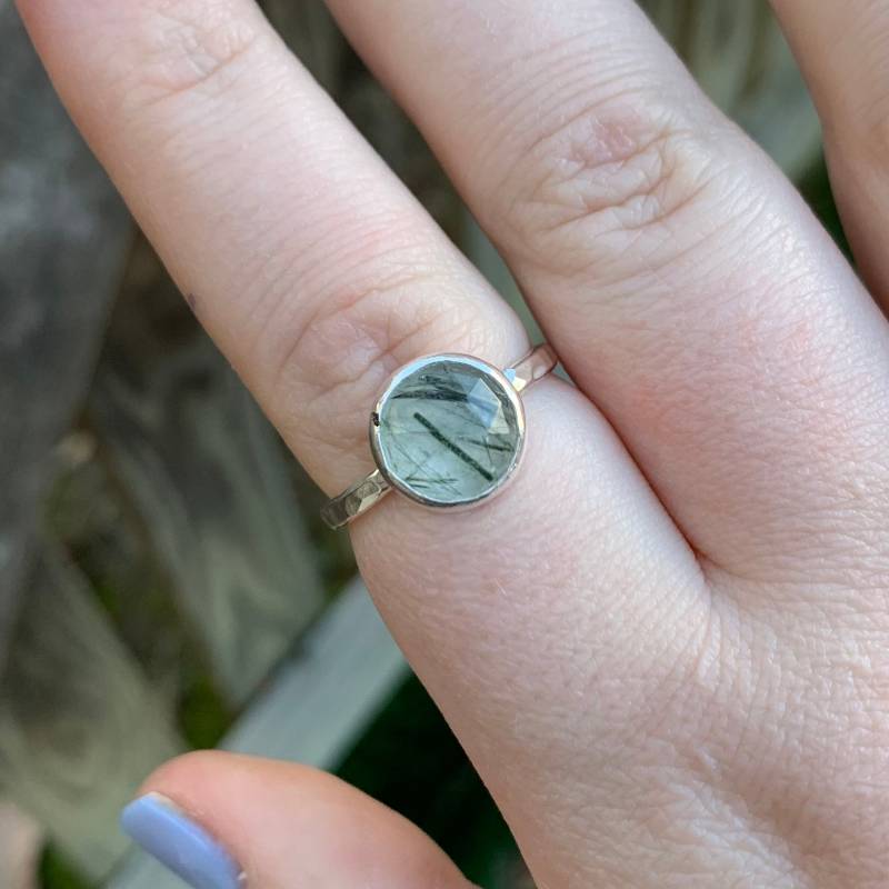 Grüner Rutilquarz Sterling Silber Ring - Grünquarz Stapelring Gehämmertes Ringband von SimplyBoldJD