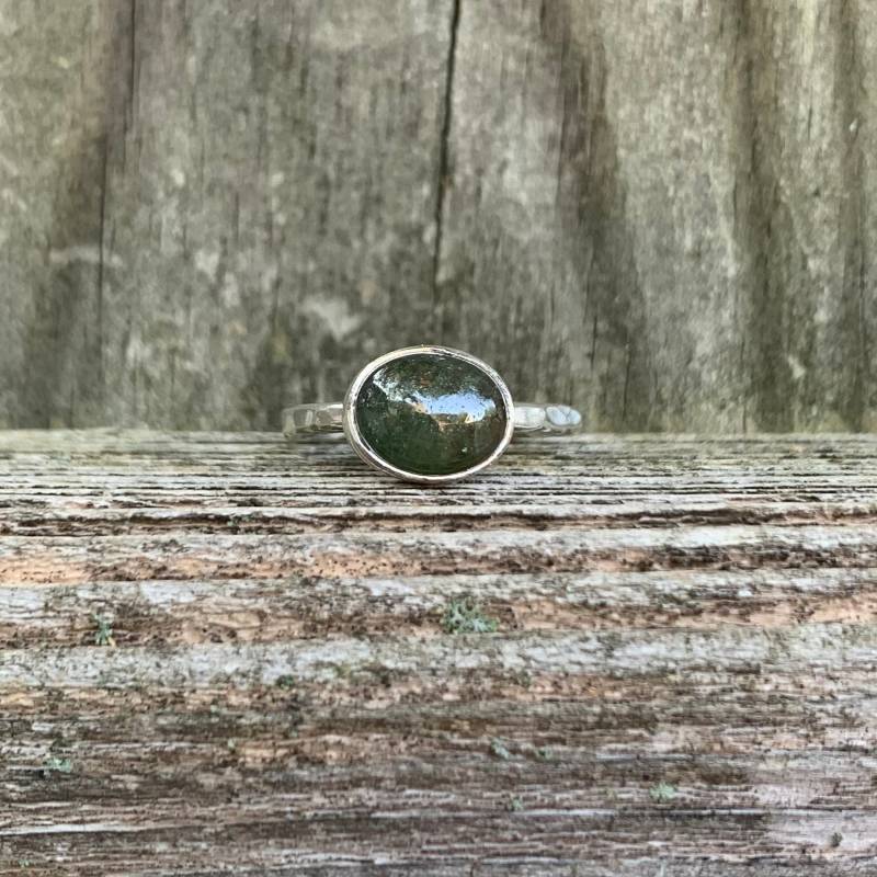 Grüner Saphir Sterling Silber Stapelring - Ring September Geburtsstein Dunkelgrüner Ovaler von SimplyBoldJD