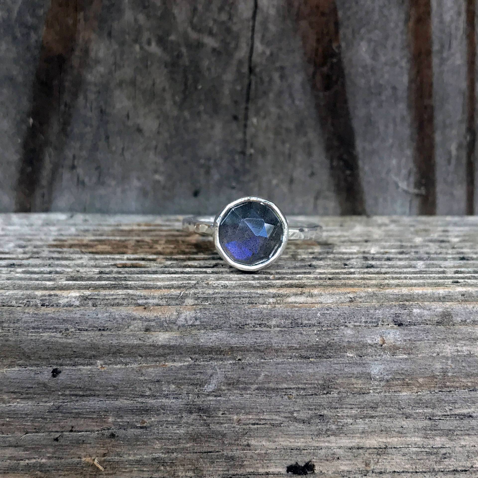 Labradorit Ring - Facettierter Funkelnder Grauer Stapelring Sterling Silber Gehämmertes Band Alltagsring Blau Labradorit Ring - Facettierter Funkelnder Grauer Stapelring Sterling Silber Gehämmertes Band Alltagsring Blau von SimplyBoldJD