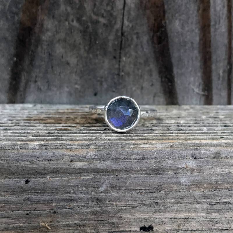 Labradorit Ring - Facettierter Funkelnder Grauer Stapelring Sterling Silber Gehämmertes Band Alltagsring Blau Labradorit Ring - Facettierter Funkelnder Grauer Stapelring Sterling Silber Gehämmertes Band Alltagsring Blau von SimplyBoldJD