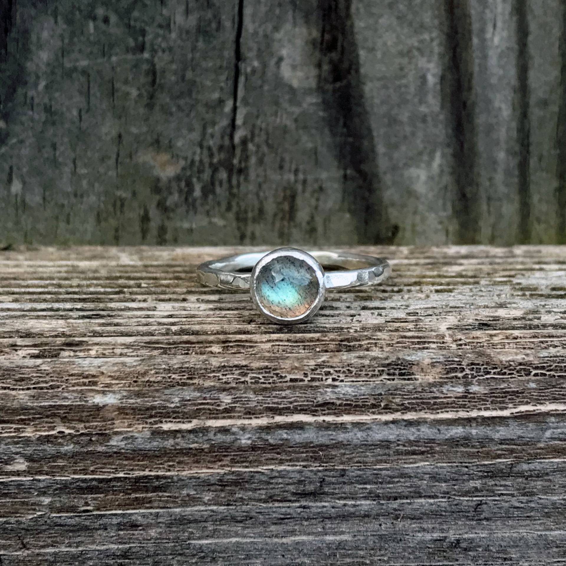Labradorit Ring - Stapelring Gehämmerter Ringe Edelstein Lünette Set Labradorit Ring - Stapelring Gehämmerter Ringe Edelstein Lünette Set von SimplyBoldJD