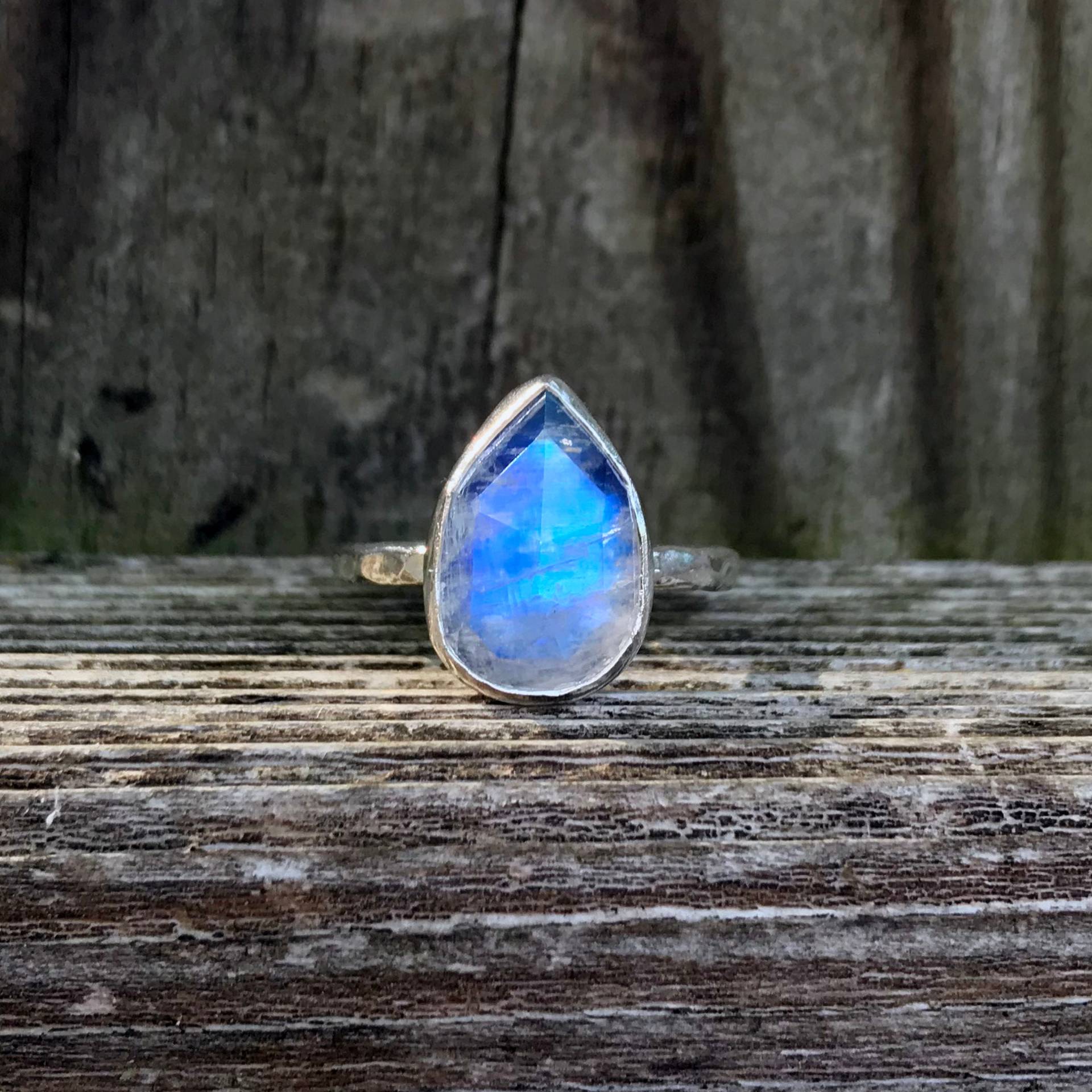 Regenbogen Mondstein Ring - Rose Cut Sterling Silber Blau Regenbogen Mondstein Ring - Rose Cut Sterling Silber Blau von SimplyBoldJD