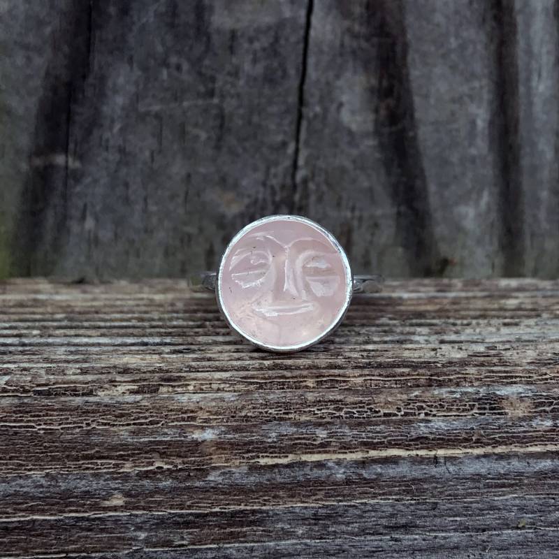 Rosenquarz Mond Ring - Geschnitzter Gesicht Hell Rosa Sterling Silber Schläfriger Rosenquarz Mond Ring - Geschnitzter Gesicht Hell Rosa Sterling Silber Schläfriger von SimplyBoldJD