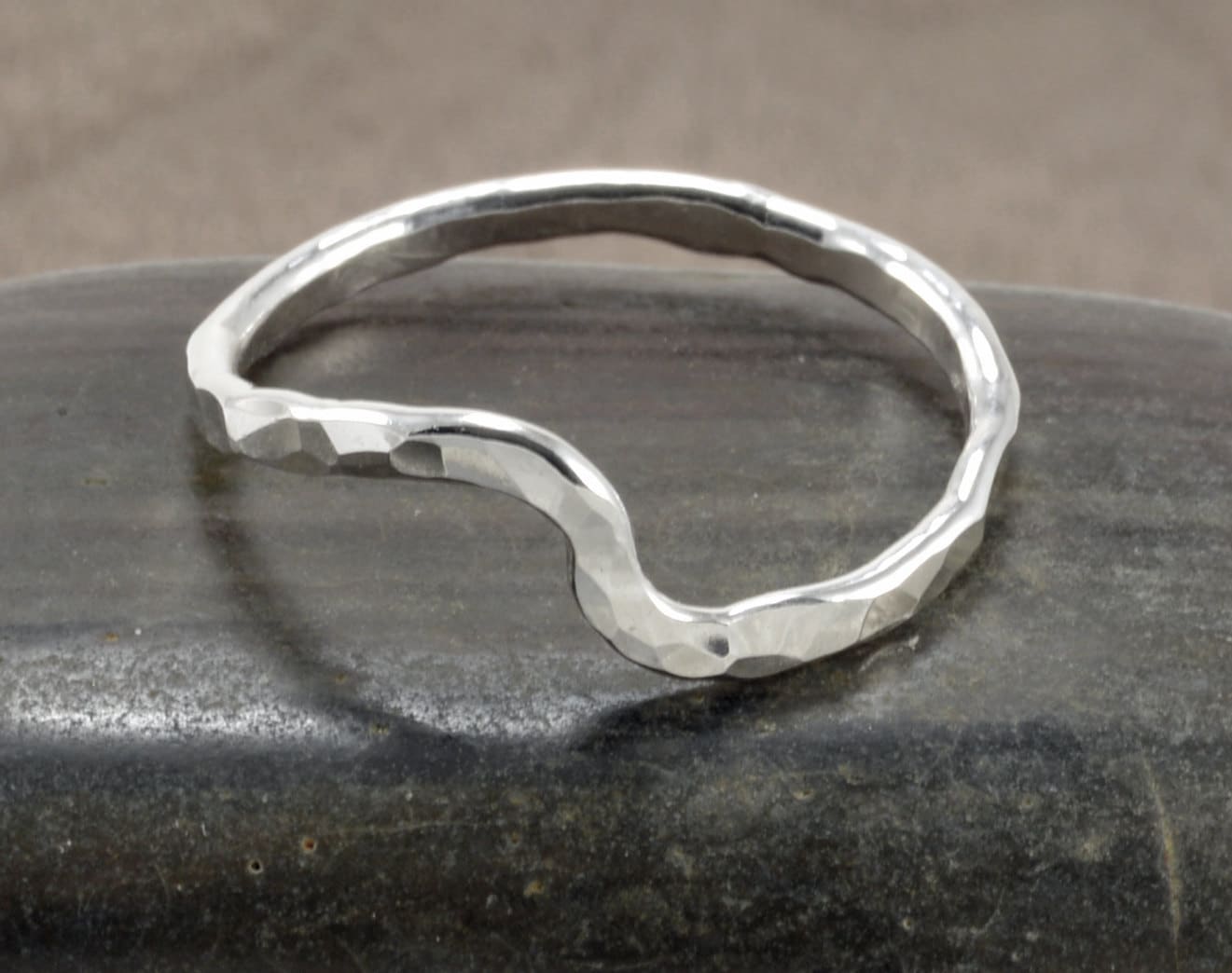 Sterling Silber Wellenring - Wellen Ring Strand Stapelring Gehämmerter Sterling Silber Wellenring - Wellen Ring Strand Stapelring Gehämmerter von SimplyBoldJD