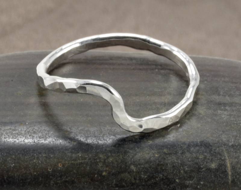 Sterling Silber Wellenring - Wellen Ring Strand Stapelring Gehämmerter Sterling Silber Wellenring - Wellen Ring Strand Stapelring Gehämmerter von SimplyBoldJD