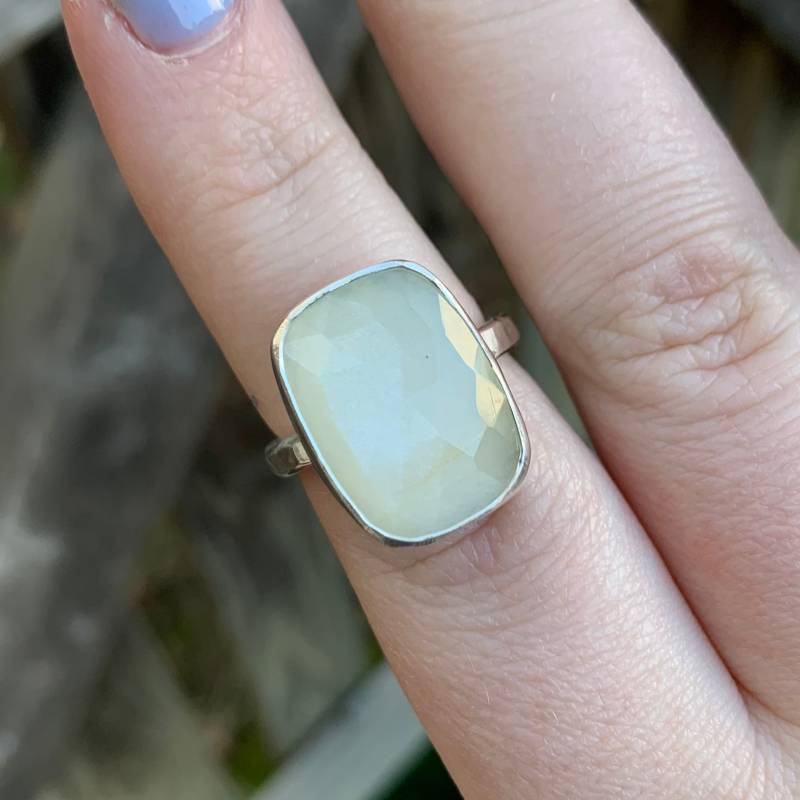 Weißer Mondstein Ring - Sterling Silber Kissenschliff Statement von SimplyBoldJD