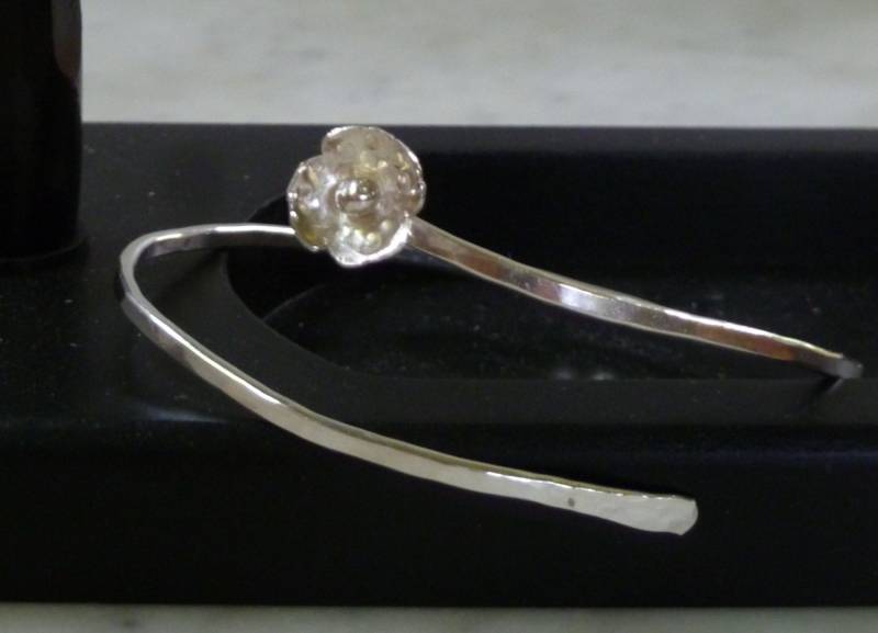 Offener Armreif Aus Sterling Silber Mit Blume von SimplyCharmingME