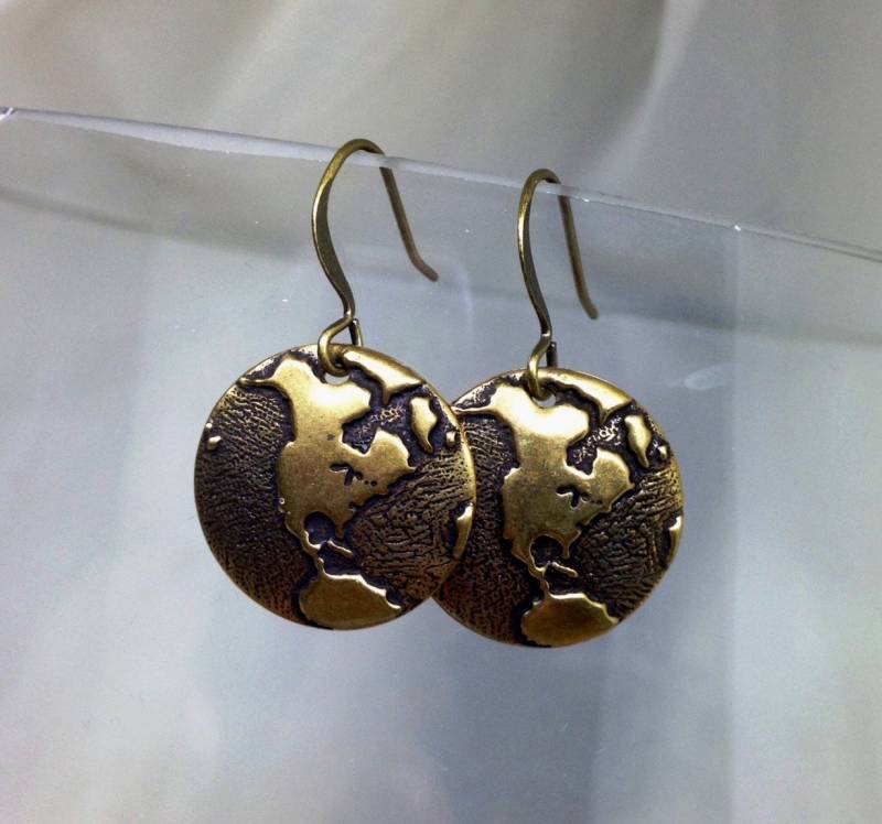 Earth Day Ohrringe, Globe Gestempelt Baumelt, Antikes Messing, Westliche Hemisphäre, Gewölbte Münze Ohrringe Earth Day Ohrringe, Globe Gestempelt Baumelt, Antikes Messing, Westliche Hemisphäre, Gewölbte Münze Ohrringe von SimplyChicCositas