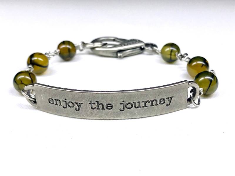 Enjoy The Journey Gestempelt Armband, Draht Gewickelt, 8 Mm Olivgrün Feuer Achate, Edelstahldraht, Große Versilberte Karabinerverschluss Enjoy The Journey Gestempelt Armband, Draht Gewickelt, 8 Mm Olivgrün Feuer Achate, Edelstahldraht, Große Versilberte Karabinerverschluss von SimplyChicCositas