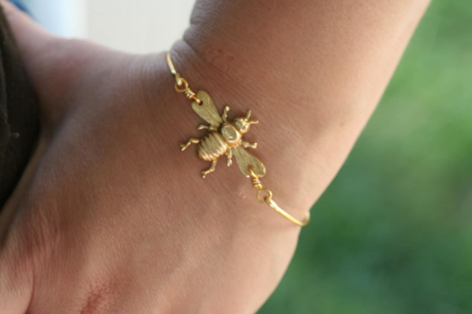 Queen Bee-Gold-Ton-Armreif Queen Bee-Gold-Ton-Armreif von SimplyChicDesigner