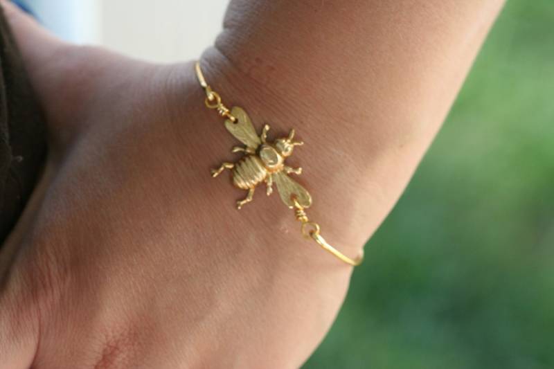 Queen Bee-Gold-Ton-Armreif Queen Bee-Gold-Ton-Armreif von SimplyChicDesigner
