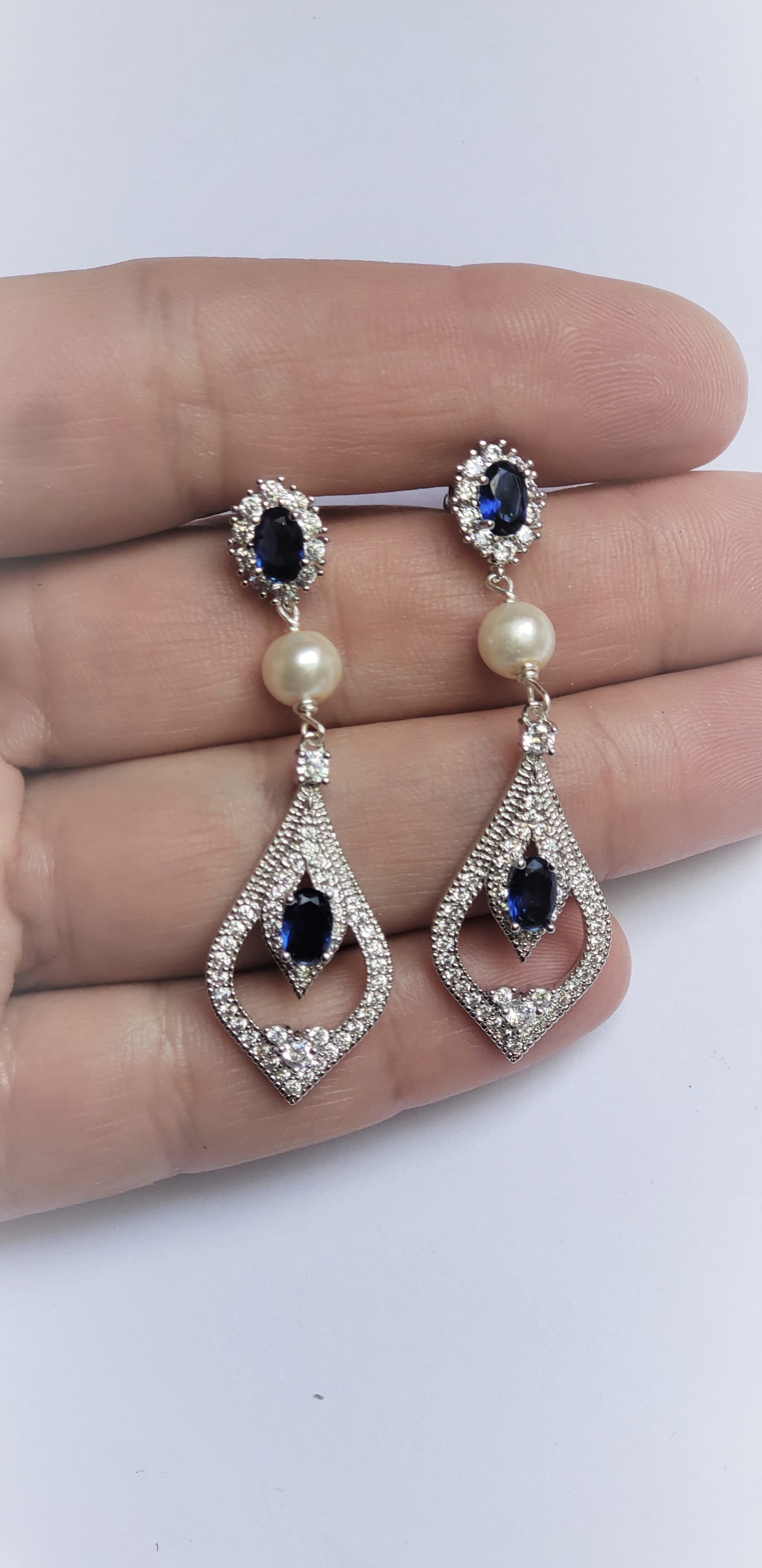 Saphir Blaue Braut Ohrringe - Montana Blue Chandelier Etwas Blaues Geschenk - Cz Ohrringe Mit Perlen - Vintage Stil Saphir Blaue Braut Ohrringe - Montana Blue Chandelier Etwas Blaues Geschenk - Cz Ohrringe Mit Perlen - Vintage Stil von SimplyChicDesigner