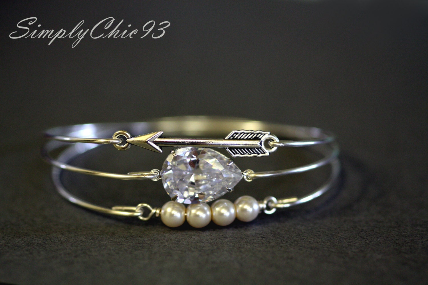 Silberpfeil-Armreif Set Von Drei Großen Diamant Armreif, Kristall, Vier Perlen Armband, Braut Manschette Set, Brautjungfern Geschenke Silberpfeil-Armreif Set Von Drei Großen Diamant Armreif, Kristall, Vier Perlen Armband, Braut Manschette Set, Brautjungfern Geschenke von SimplyChicDesigner