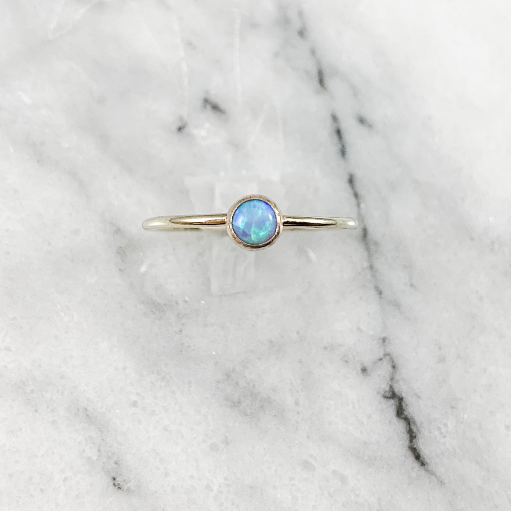 Blauer Opal Sterling Silber Ring - Oktober Geburtsstein Blauer Opal Sterling Silber Ring - Oktober Geburtsstein von SimplyChicJewelry86