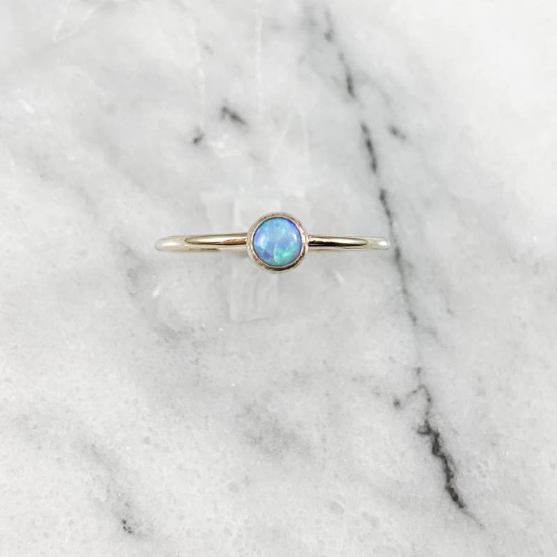 Blauer Opal Sterling Silber Ring - Oktober Geburtsstein Blauer Opal Sterling Silber Ring - Oktober Geburtsstein von SimplyChicJewelry86