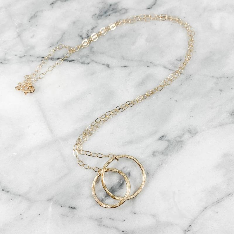 Gehämmerte Doppelte Kreis Halskette 14K Gold Fill, Sterling Silber Gehämmerte Doppelte Kreis Halskette 14K Gold Fill, Sterling Silber von SimplyChicJewelry86