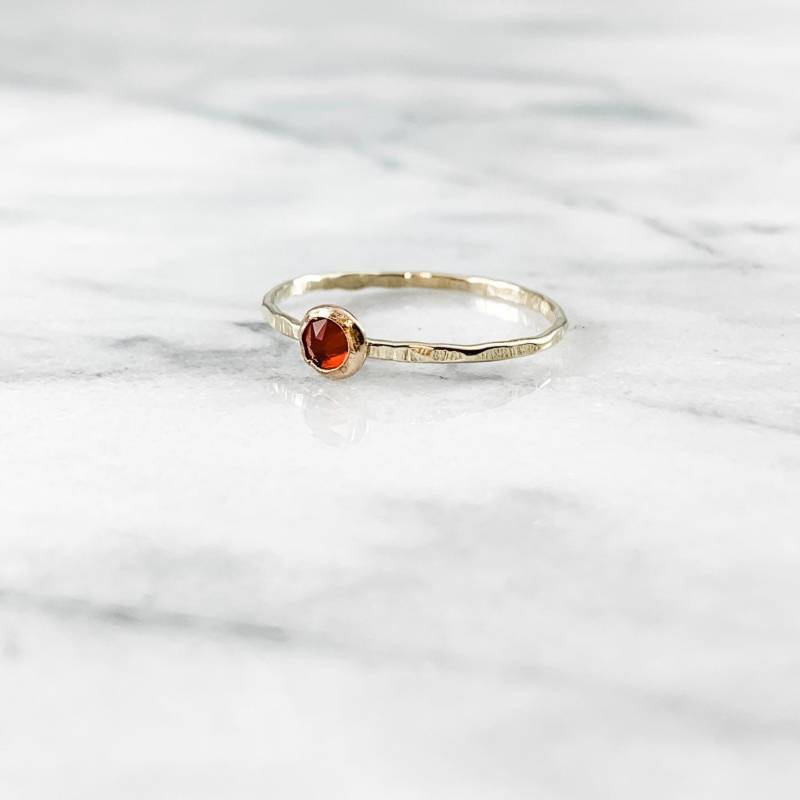 Gold Filled Swarovski Kristall Geburtsstein Ring Gehämmerter Stapelring von SimplyChicJewelry86