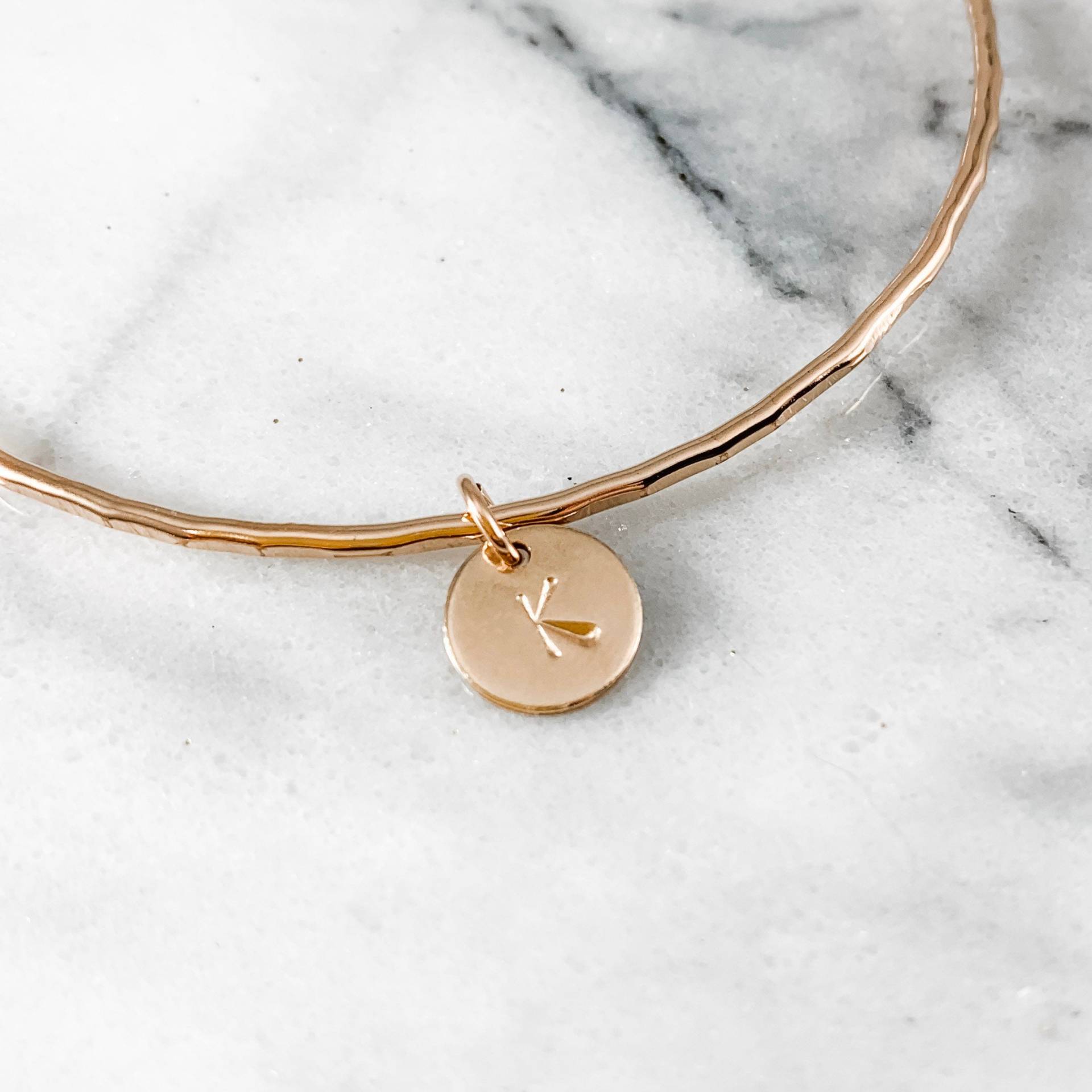 Rose Gold Filled Gehämmerter Armreif Personalisiertes Armband Mit Initialen Rose Gold Filled Gehämmerter Armreif Personalisiertes Armband Mit Initialen von SimplyChicJewelry86