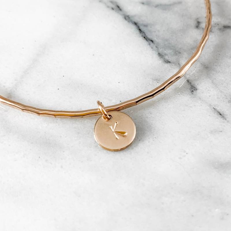 Rose Gold Filled Gehämmerter Armreif Personalisiertes Armband Mit Initialen Rose Gold Filled Gehämmerter Armreif Personalisiertes Armband Mit Initialen von SimplyChicJewelry86