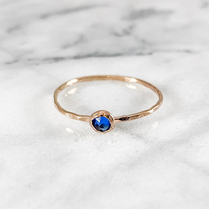 Rosegold Filled Geburtsstein Ring Gehämmerter Swarovski Kristall Rosegold Filled Geburtsstein Ring Gehämmerter Swarovski Kristall von SimplyChicJewelry86