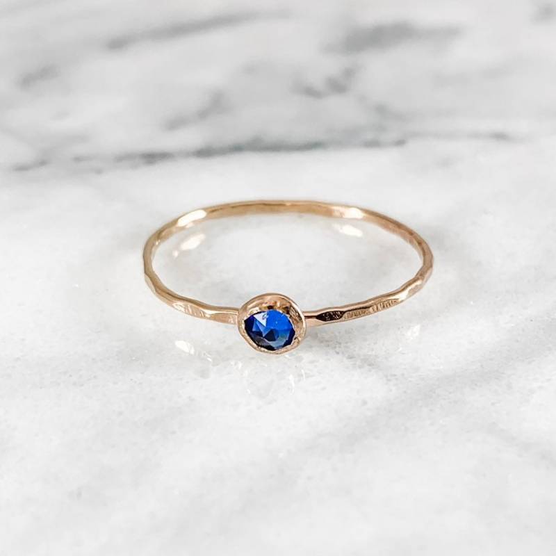 Rosegold Filled Geburtsstein Ring Gehämmerter Swarovski Kristall von SimplyChicJewelry86