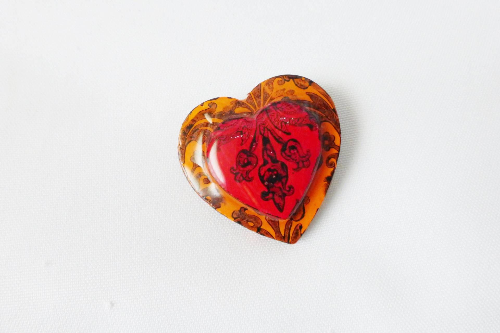 Auf Bestellung Orange Schwarz Und Rot Herzförmige Dekorative Moderne Kunst Brosche Handgemalte Afrocentric Modeschmuck Zubehör Auf Bestellung Orange Schwarz Und Rot Herzförmige Dekorative Moderne Kunst Brosche Handgemalte Afrocentric Modeschmuck Zubehör von SimplyGailDecoArts