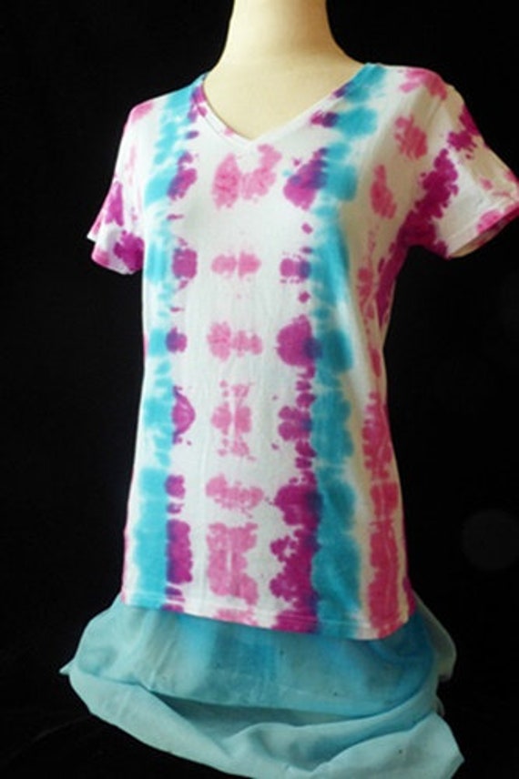 Boho Chic, Tie Dye Shirt, Hippie-Mode, Hippie-T-Shirts, Small Business Boho Chic, Tie Dye Shirt, Hippie-Mode, Hippie-T-Shirts, Small Business von SimplyGailDecoArts