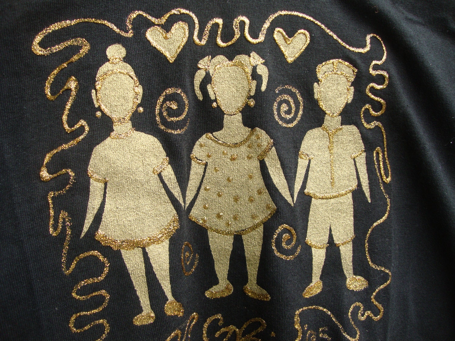 Made To Order Schwarz Und Gold T'shirt Liebe Der Kinder Glitter Shirts von SimplyGailDecoArts