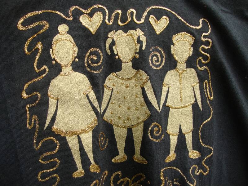 Made To Order Schwarz Und Gold T'shirt Liebe Der Kinder Glitter Shirts von SimplyGailDecoArts