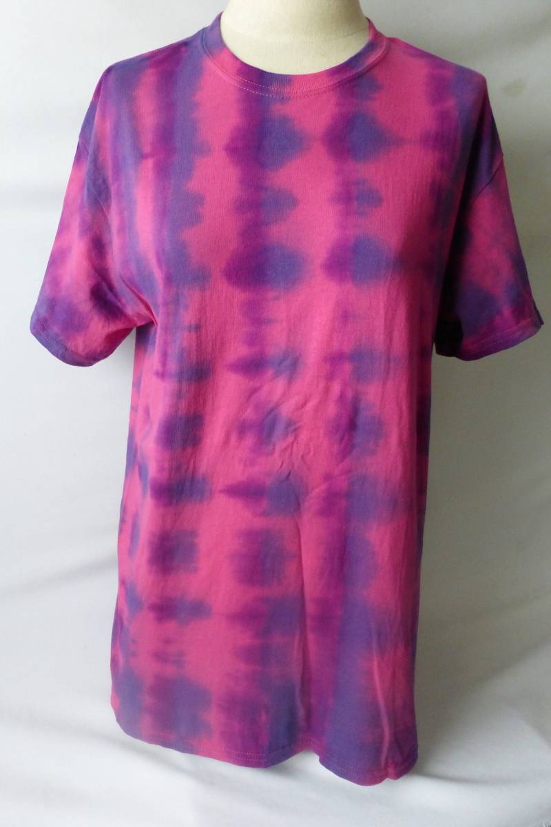 Pink Lila Auf Tie Dye T-Shirt Frau Größe Medium Pink Lila Auf Tie Dye T-Shirt Frau Größe Medium von SimplyGailDecoArts