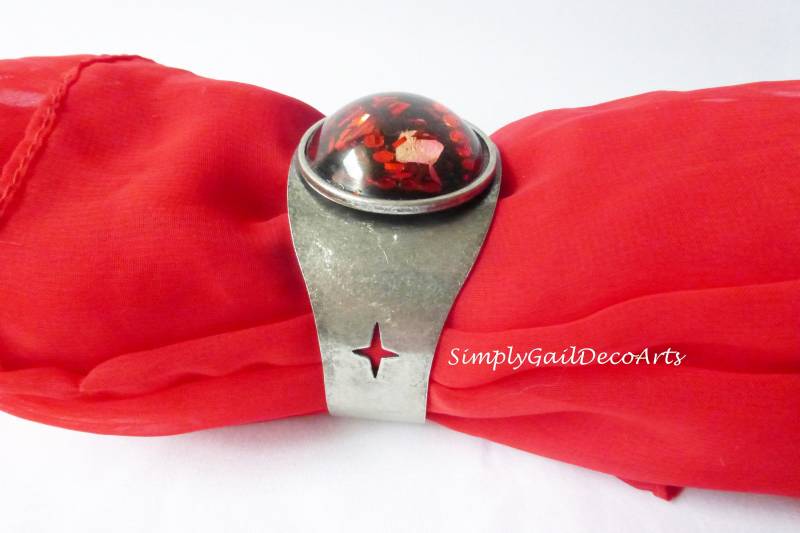 Rote Cabochon Manschette Verstellbare Metall Armband Rote Cabochon Manschette Verstellbare Metall Armband von SimplyGailDecoArts