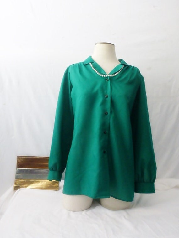 Akt Iii Smaragdgrüne Langarmbluse Größe Xl Mit Angebrachter Abnehmbarer Kunstperlenkette Vintage Fashions Akt Iii Smaragdgrüne Langarmbluse Größe Xl Mit Angebrachter Abnehmbarer Kunstperlenkette Vintage Fashions von SimplyGailVintage