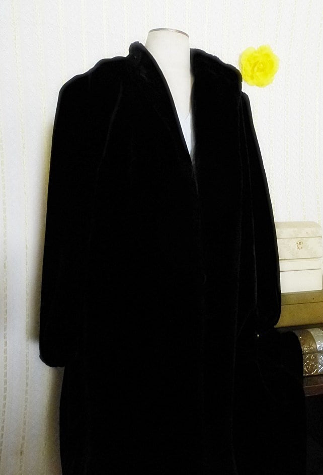 Borgazia Schwarz Kunstpelz Luxuriöse Wintermantel Besser Als Samt Vintage Mid Century Coater Oberbekleidung Borgazia Schwarz Kunstpelz Luxuriöse Wintermantel Besser Als Samt Vintage Mid Century Coater Oberbekleidung von SimplyGailVintage