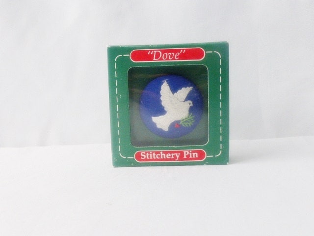 Gestickte Taube Stickerei Pin Brosche Anstecknadel Karten Vintage Schmuck 1986 Olivenblatt Gestickte Taube Stickerei Pin Brosche Anstecknadel Karten Vintage Schmuck 1986 Olivenblatt von SimplyGailVintage