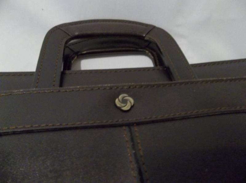 Samsonite Würdenträger Aktenmappe Mit Versteckten Griffen 1985 Samsonite Würdenträger Aktenmappe Mit Versteckten Griffen 1985 von SimplyGailVintage