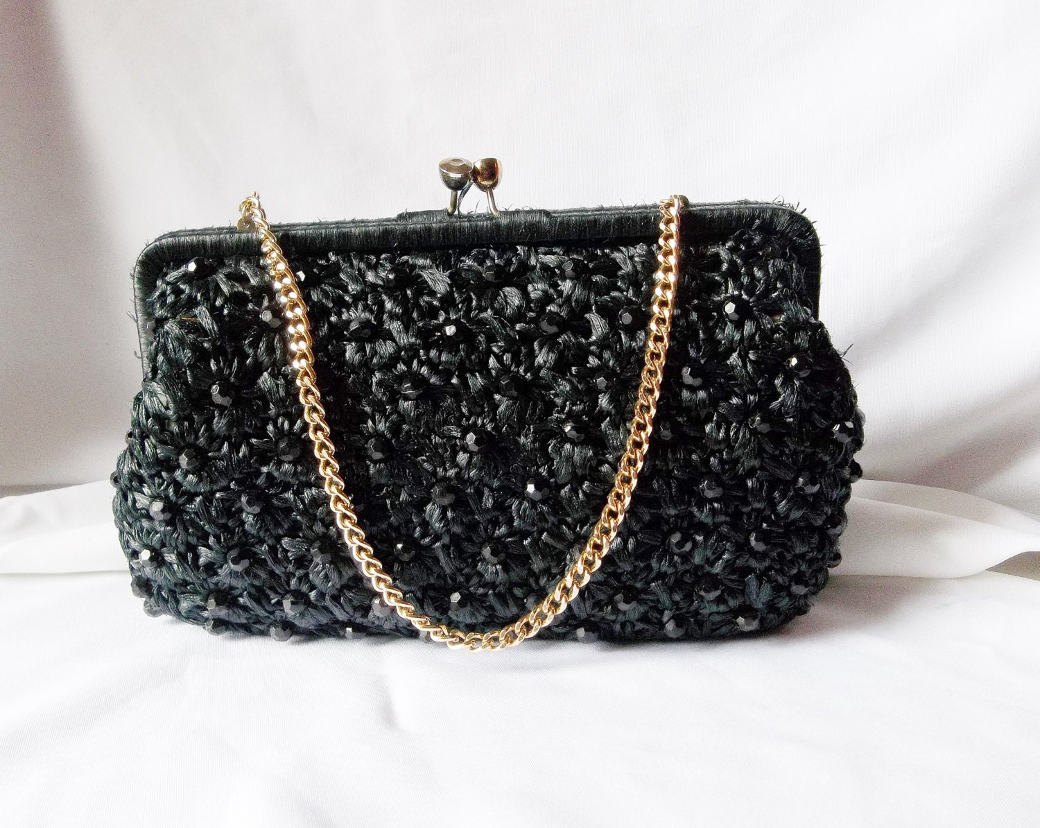 Schwarze Raffia Perlen Gewebte Clutch Mit Goldfarbener Kette Hergestellt in Japan 1960Er Jahre Schwarze Raffia Perlen Gewebte Clutch Mit Goldfarbener Kette Hergestellt in Japan 1960Er Jahre von SimplyGailVintage